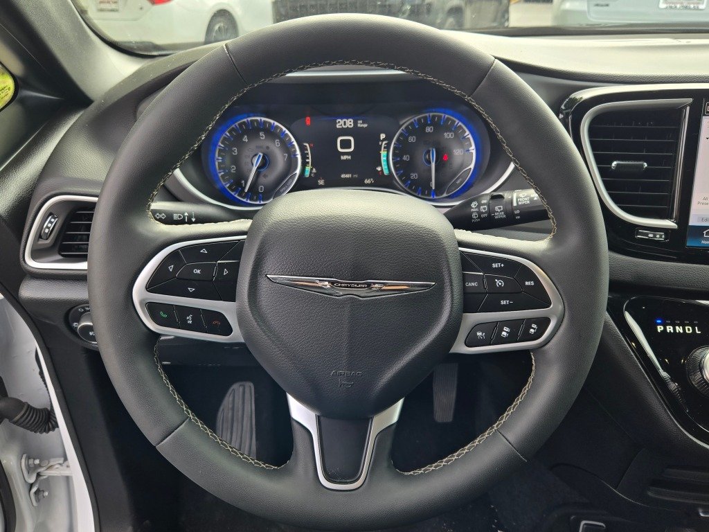Used 2025 White Chrysler Select image 35