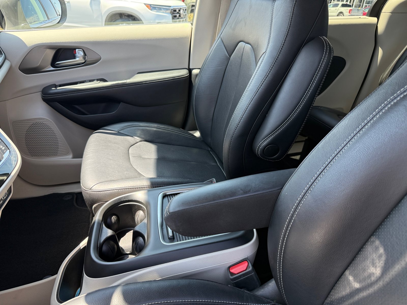 Used 2022 Ceramic Gray Clearcoat Chrysler Touring L image 14