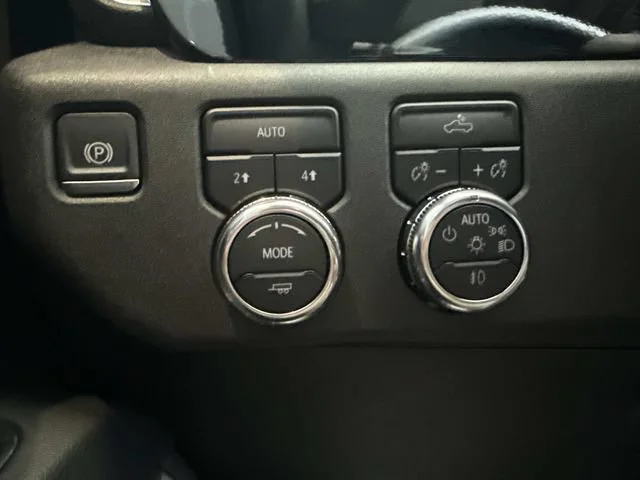 Used 2024 Onyx Black GMC Elevation image 47