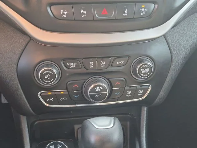 Used 2018 Silver Jeep Trailhawk image 23