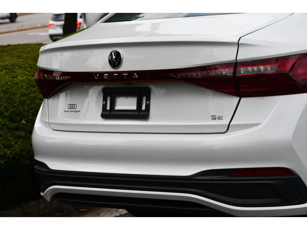 Used 2025 Opal White Pearl Volkswagen SE image 28