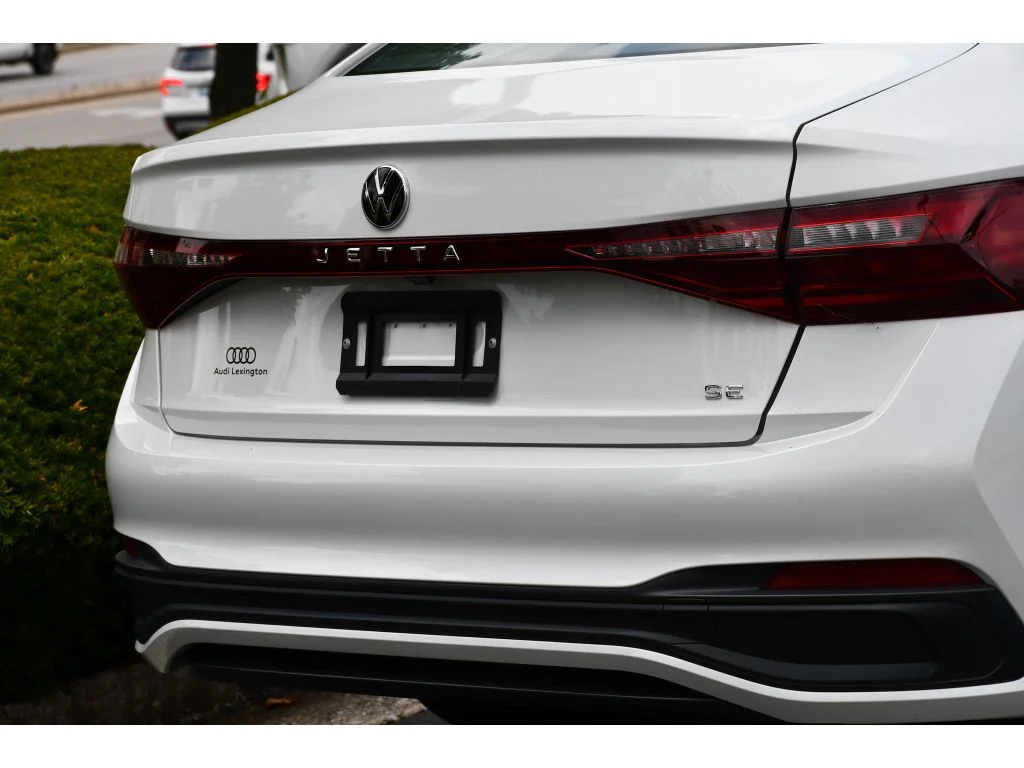 Used 2025 Opal White Pearl Volkswagen SE image 28