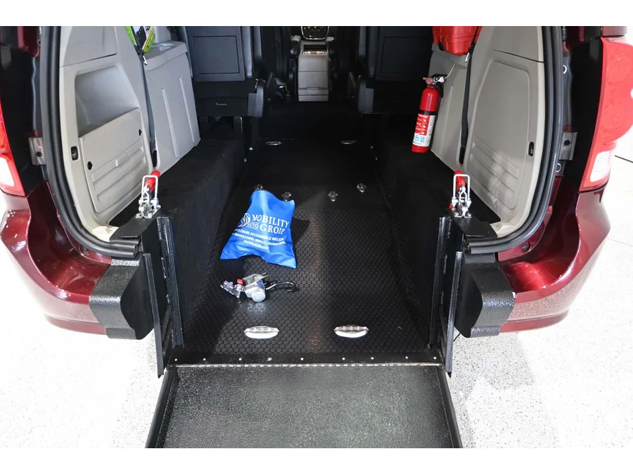 Used 2020 RED Dodge SXT Mobility Handicap Van image 19