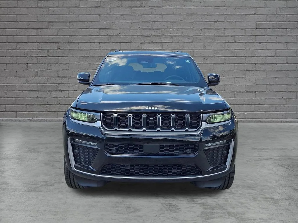New 2026 Diamond Black Crystal Pearlcoat Jeep Limited image 2
