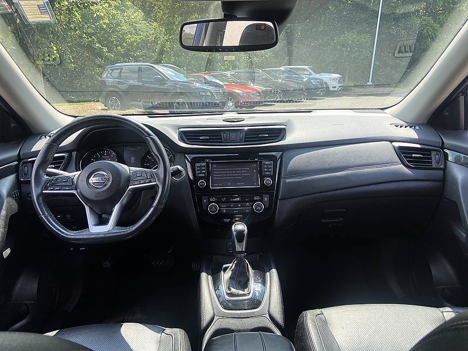Used 2017 Caspian Blue Nissan SL image 16