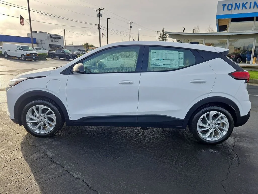 New 2027 Summit White Chevrolet LT image 3