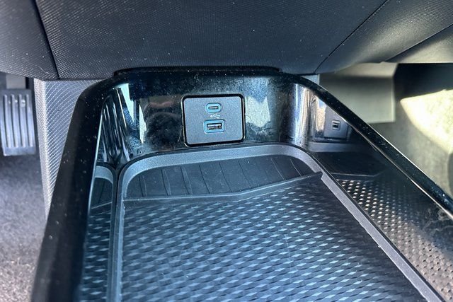 Used 2023 Space Gray Ford Select image 16