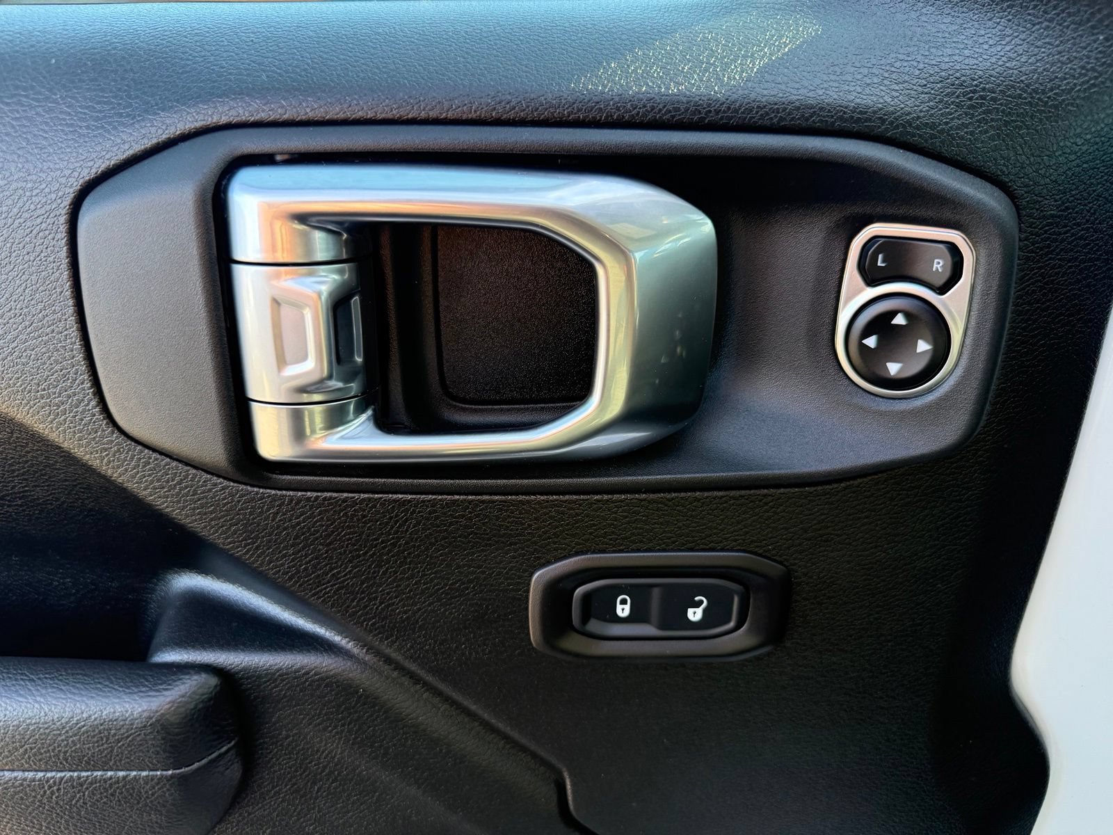 2025 Jeep Wrangler 4-Door Rubicon - Photo 11