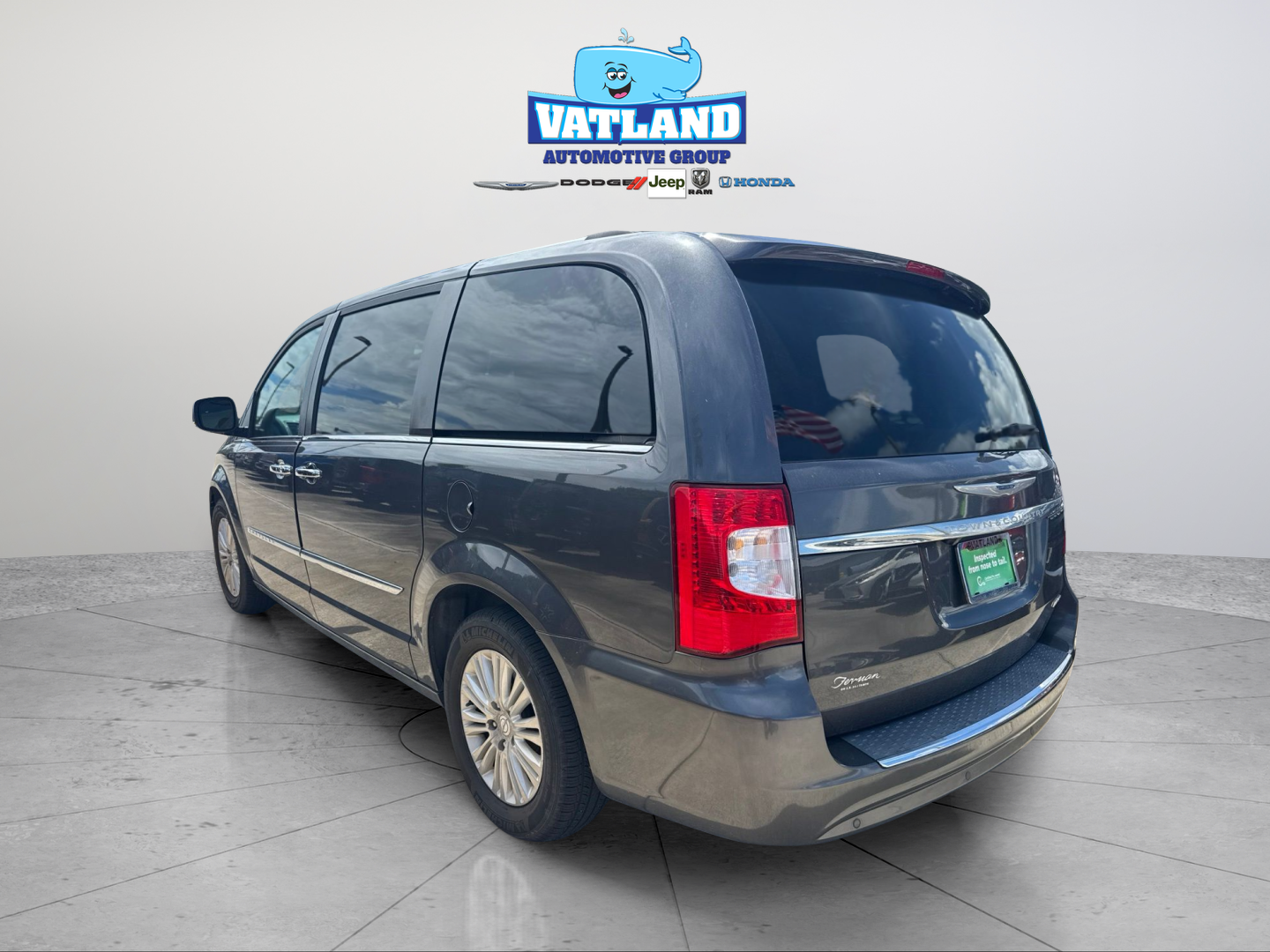 Used 2016 Gray Chrysler Limited image 3