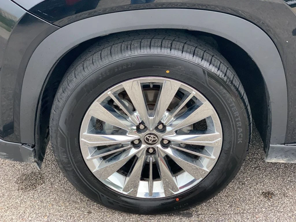 Used 2025 Black Toyota Platinum image 32