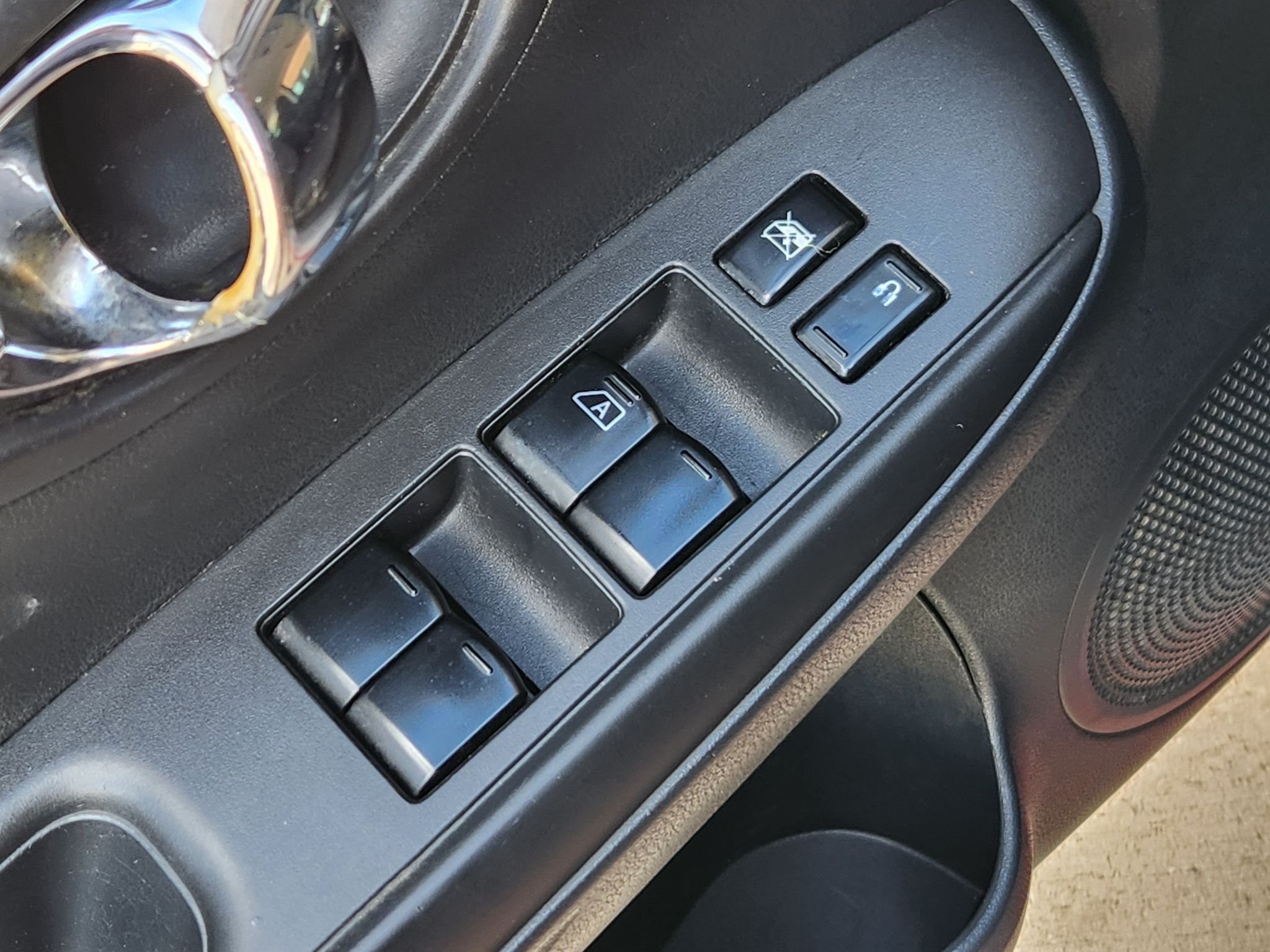 Used 2014 Titanium Nissan SV image 22