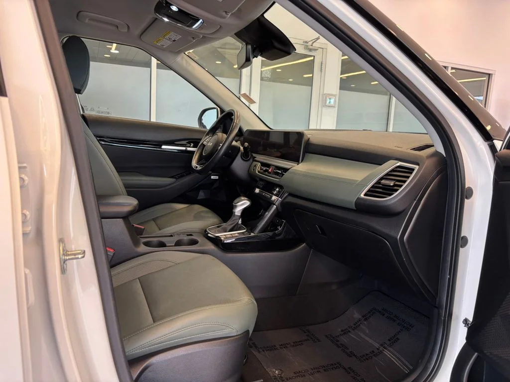 Used 2024 White Kia SX image 23