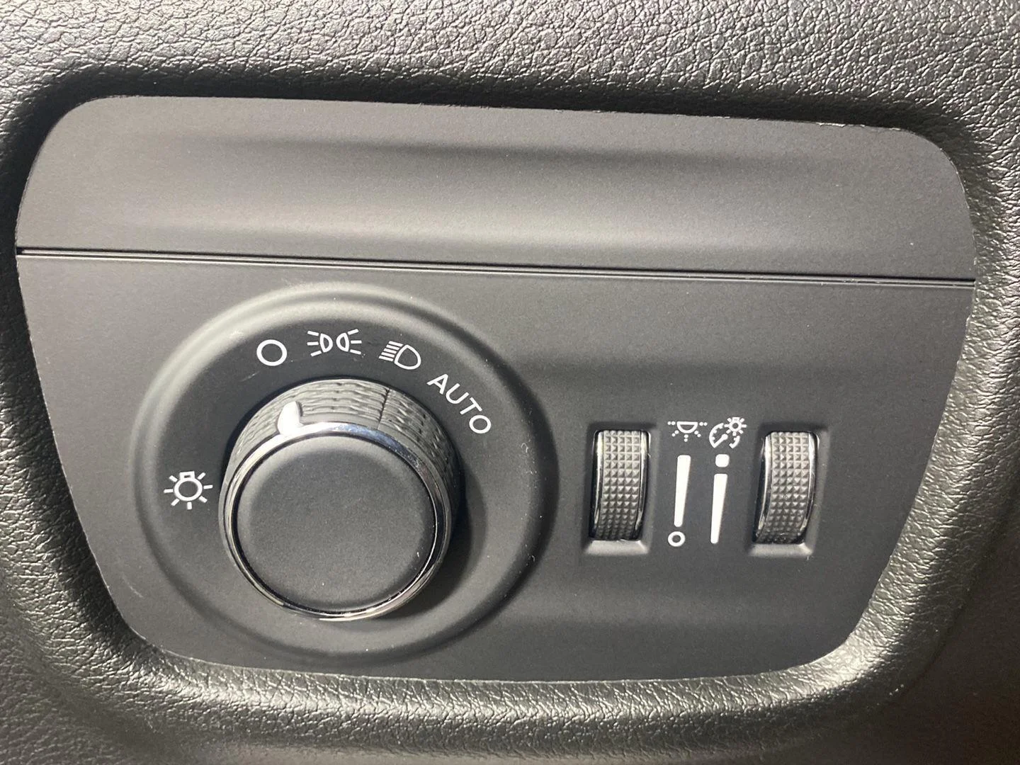 Used 2026 Diamond Black Crystal Pearlcoat Jeep Laredo X image 20