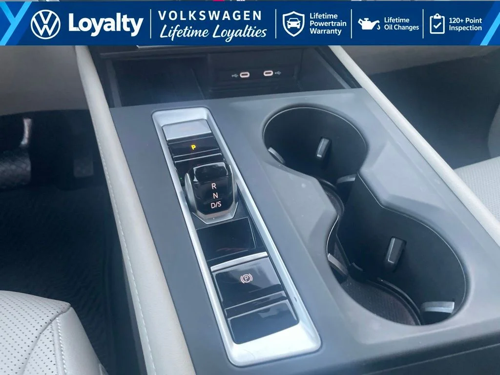 Used 2026 White/off-white Volkswagen SE image 12