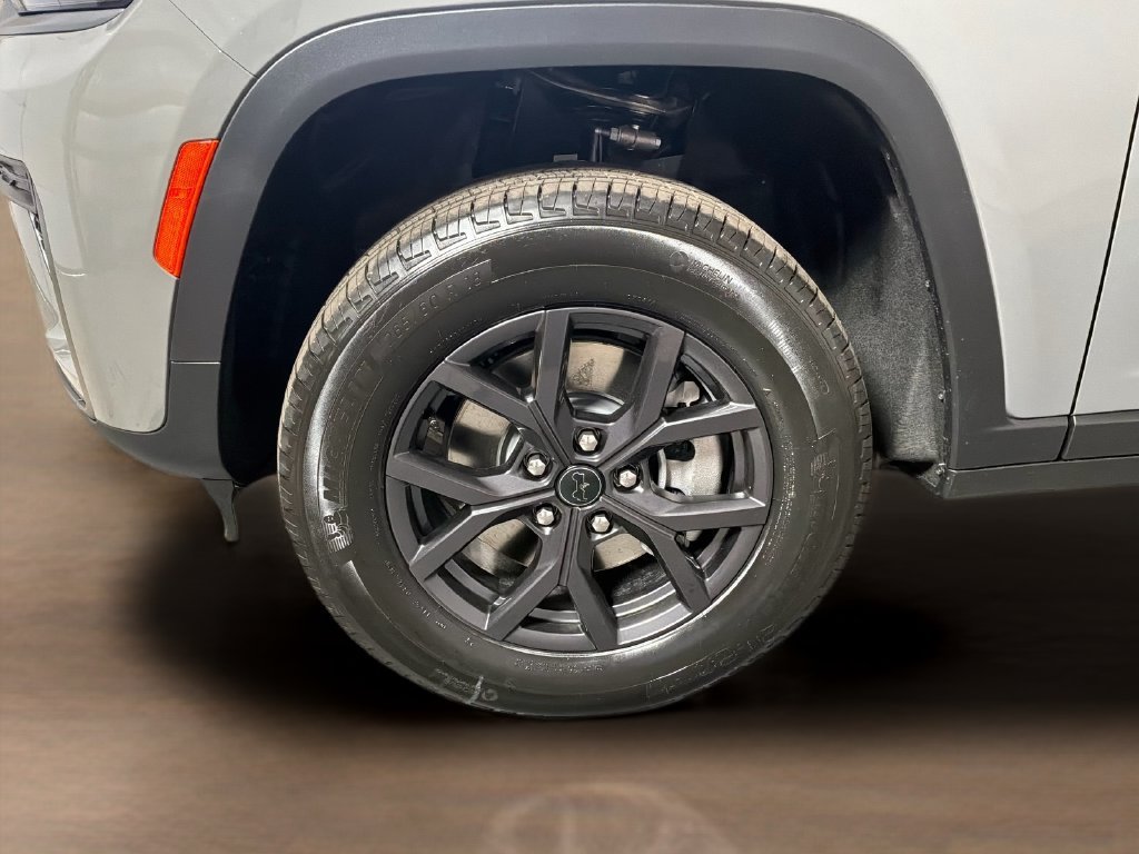 New 2027 Sting-Gray Clear-Coat Paint Jeep Laredo Altitude image 9