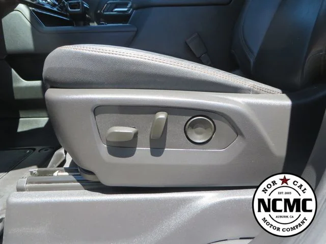 Used 2025 White GMC AT4 image 23