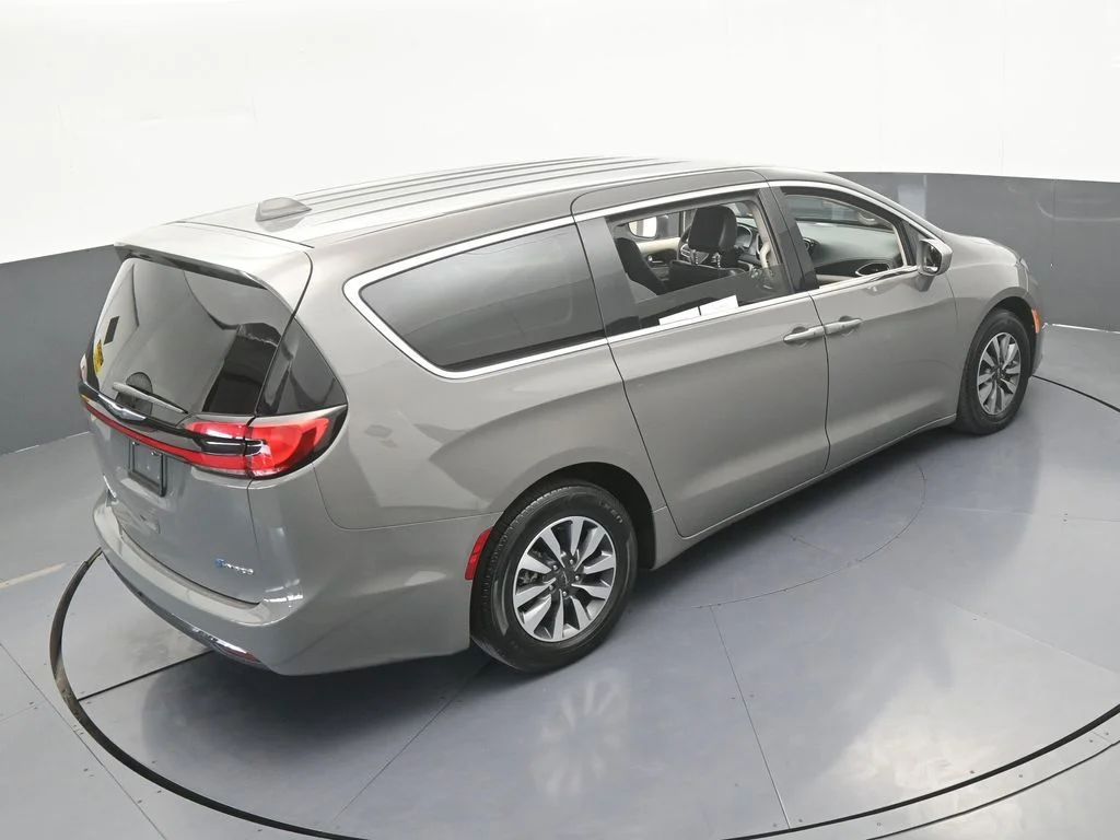 Used 2022 Ceramic Gray Clearcoat Chrysler Touring L image 55