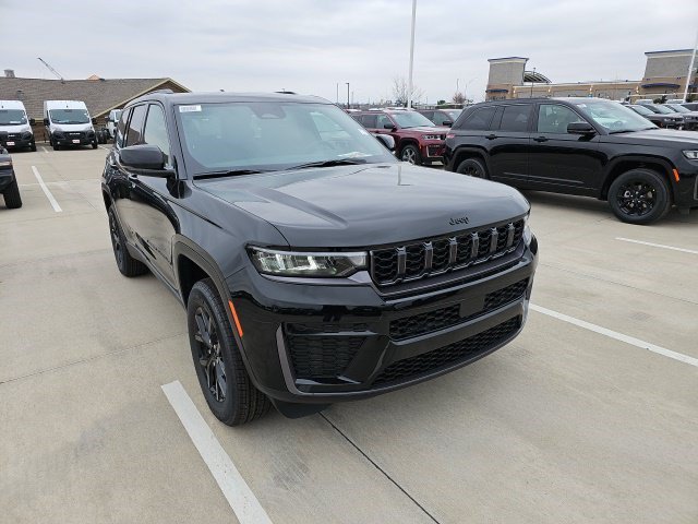 New 2026 Diamond Black Crystal Pearlcoat Jeep Laredo Altitude image 7