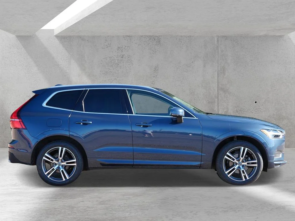 Used 2020 Blue Volvo T5 Momentum image 2