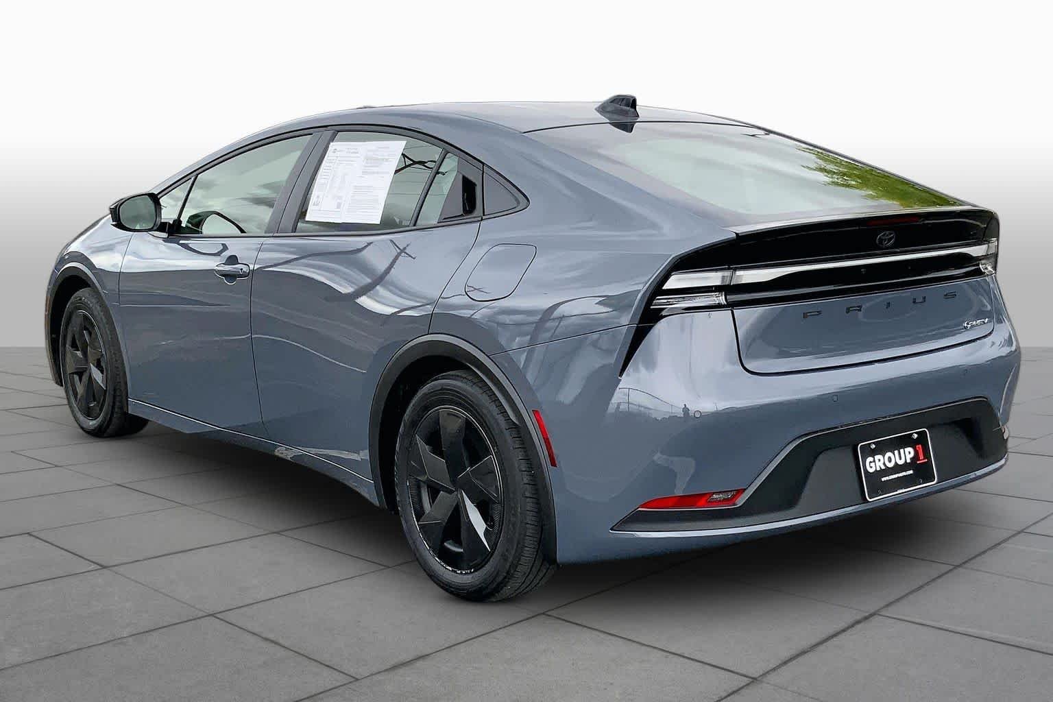 2026 Toyota Prius Plug-in Hybrid SE - Photo 11