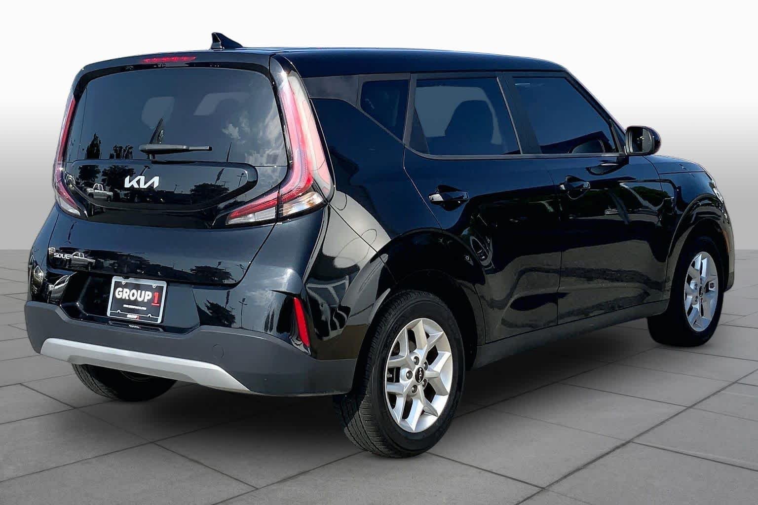 Used 2024 Fusion Black Kia LX image 12
