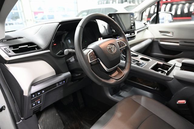 2023 Toyota Sienna XLE - Photo 24