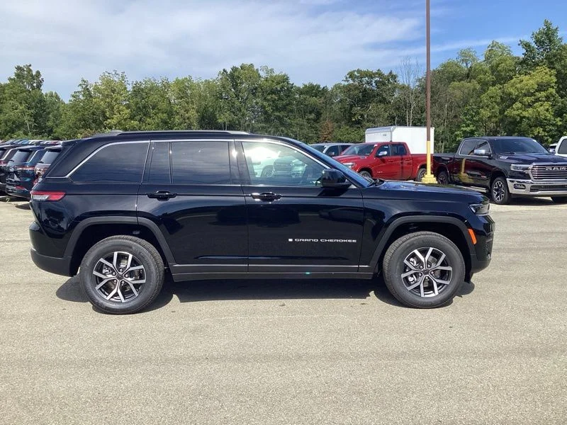 New 2027 High Gloss Black Jeep Laredo X image 8