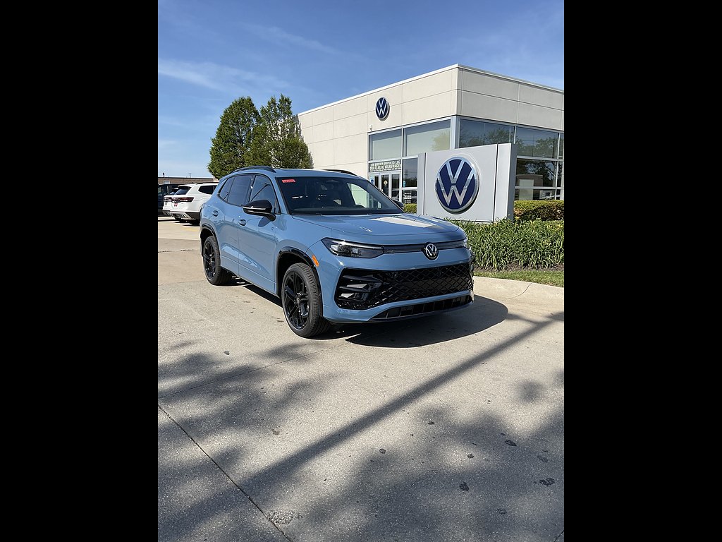 2026 Volkswagen Tiguan 2.0T SE R-Line Black 4Motion's photo