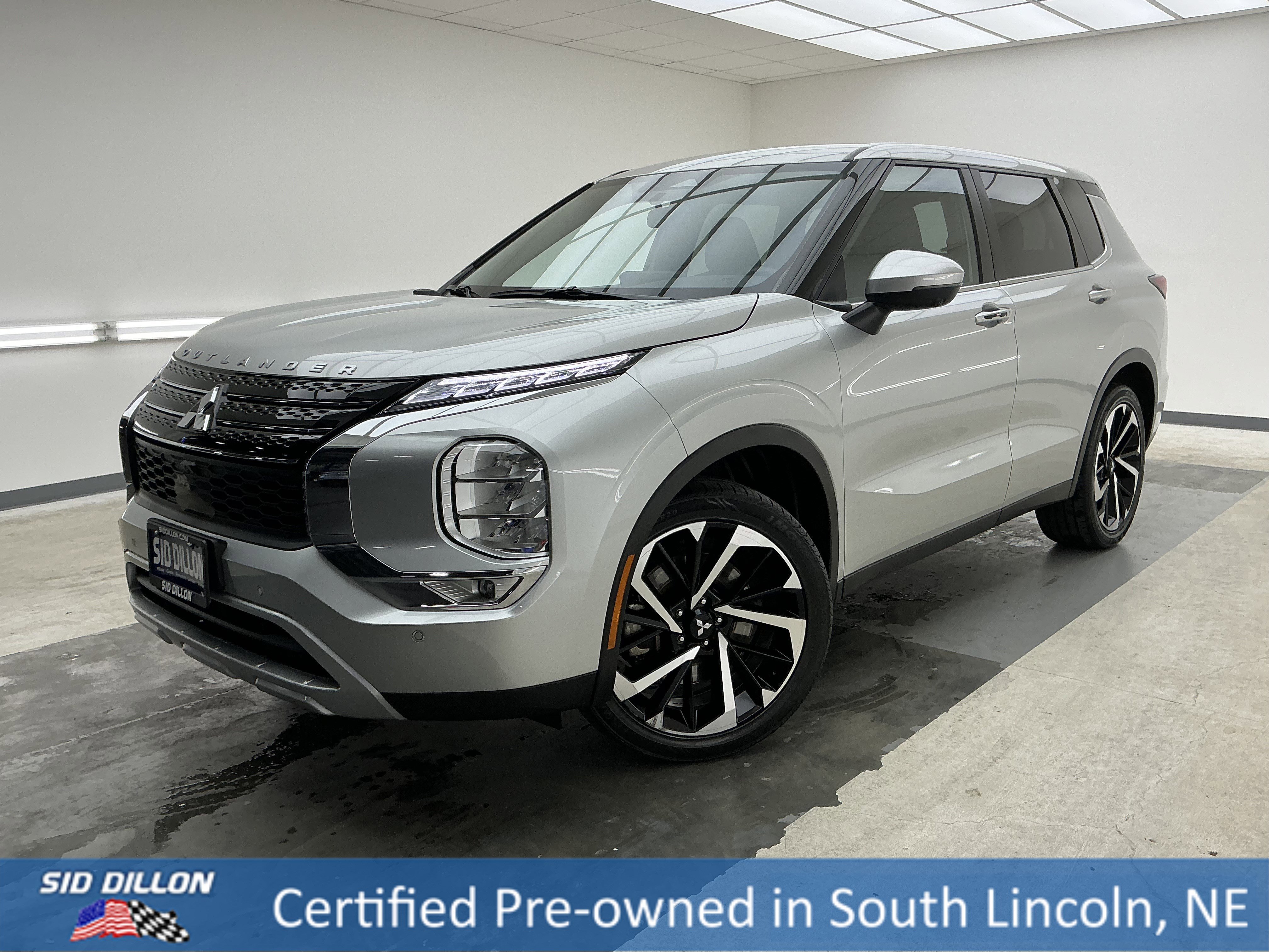 2024 Mitsubishi Outlander SE 2WD's photo