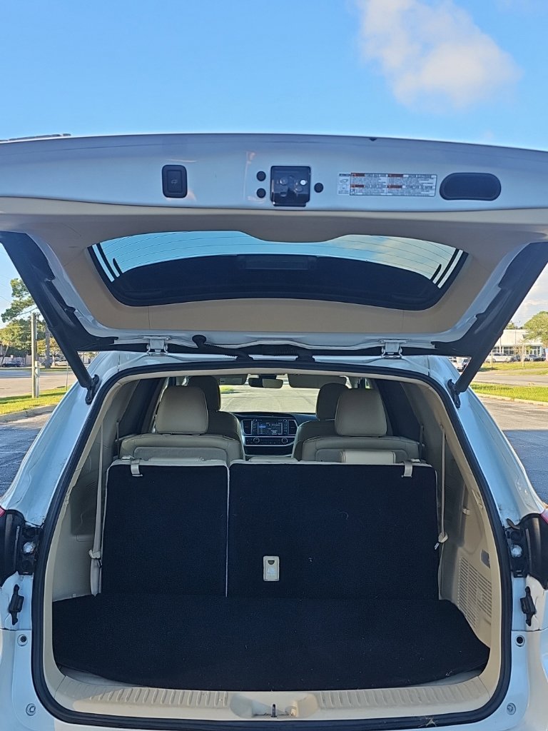 Used 2017 White Toyota XLE image 13