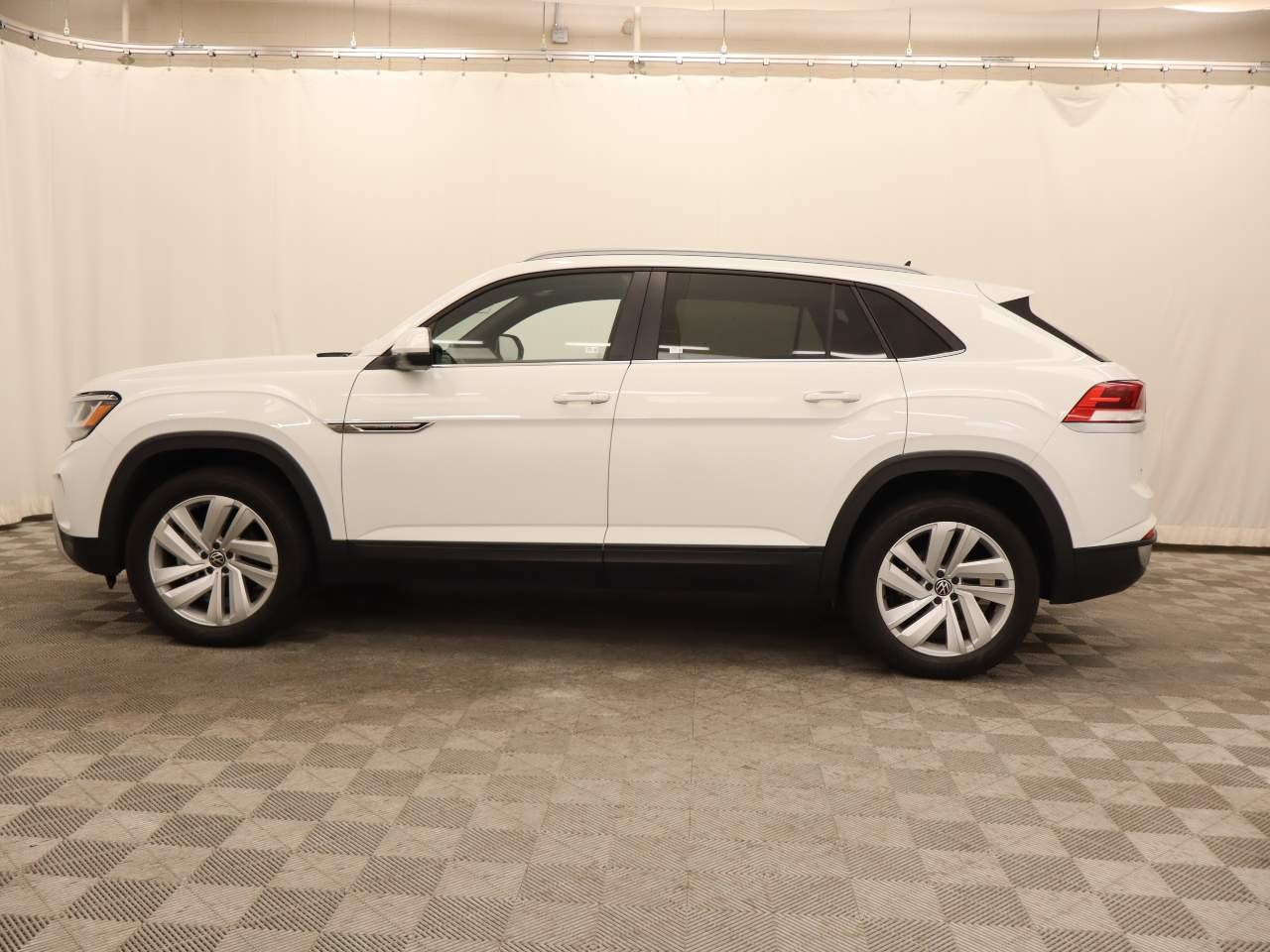 Used 2022 Pure White Volkswagen SE 4Motion image 2