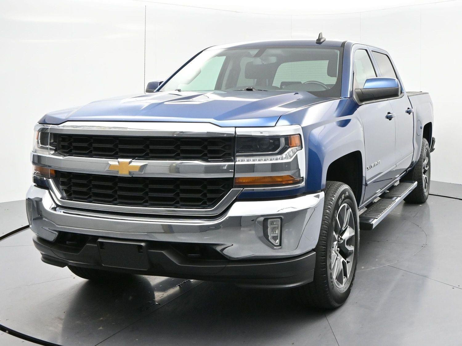 Used 2018 Deep Ocean Blue Metallic Chevrolet LT image 3