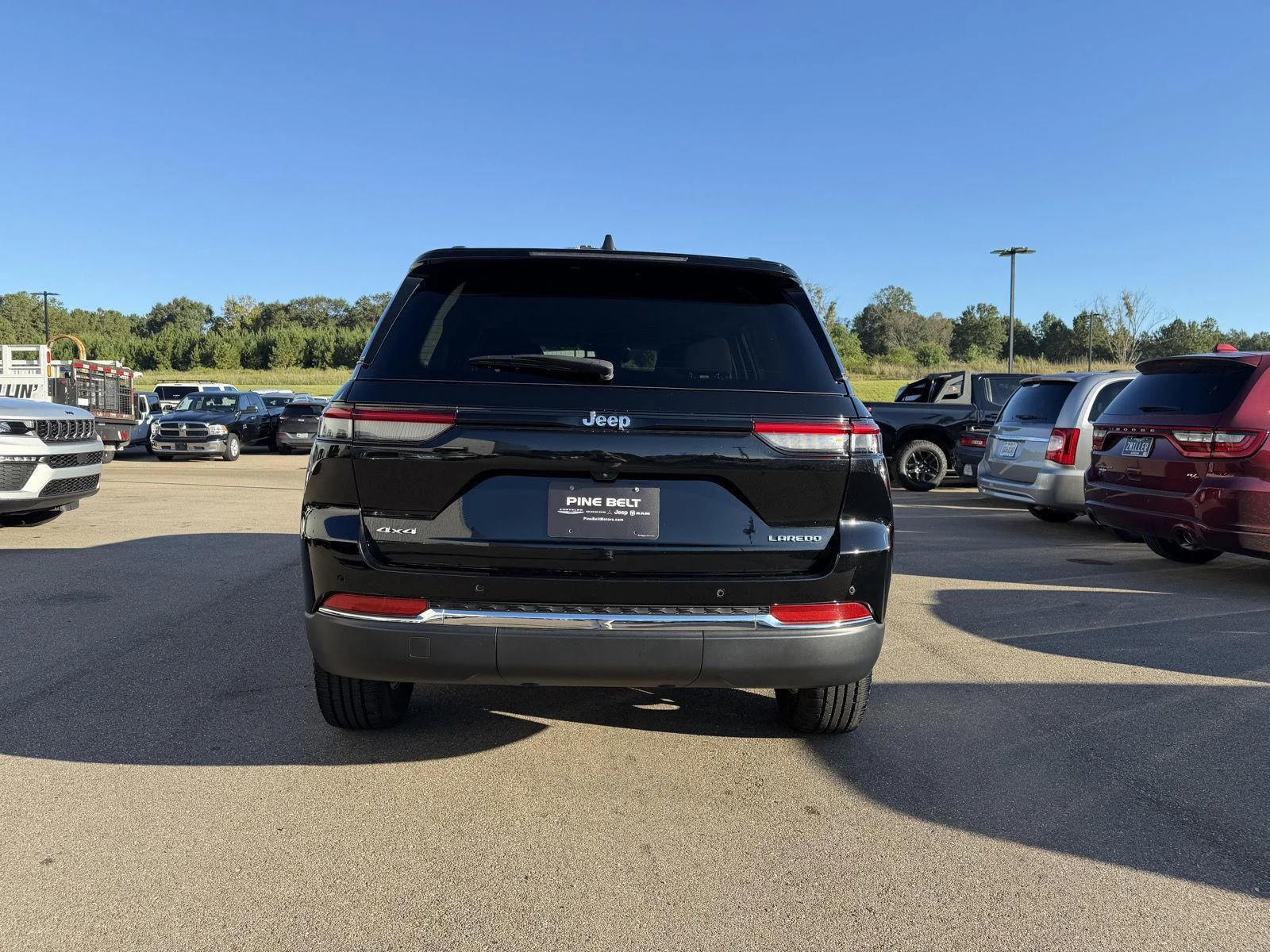 Used 2023 Diamond Black Crystal Pearlcoat Jeep Laredo image 5