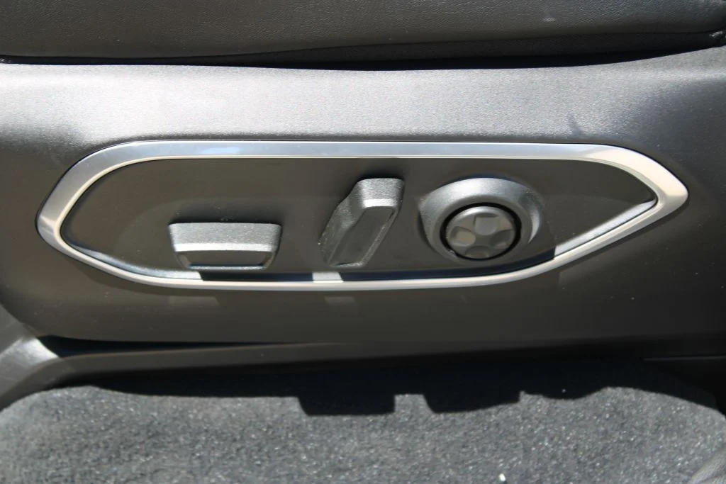 New 2026 Silver-Zynith Exterior Paint Jeep Limited Reserve image 19