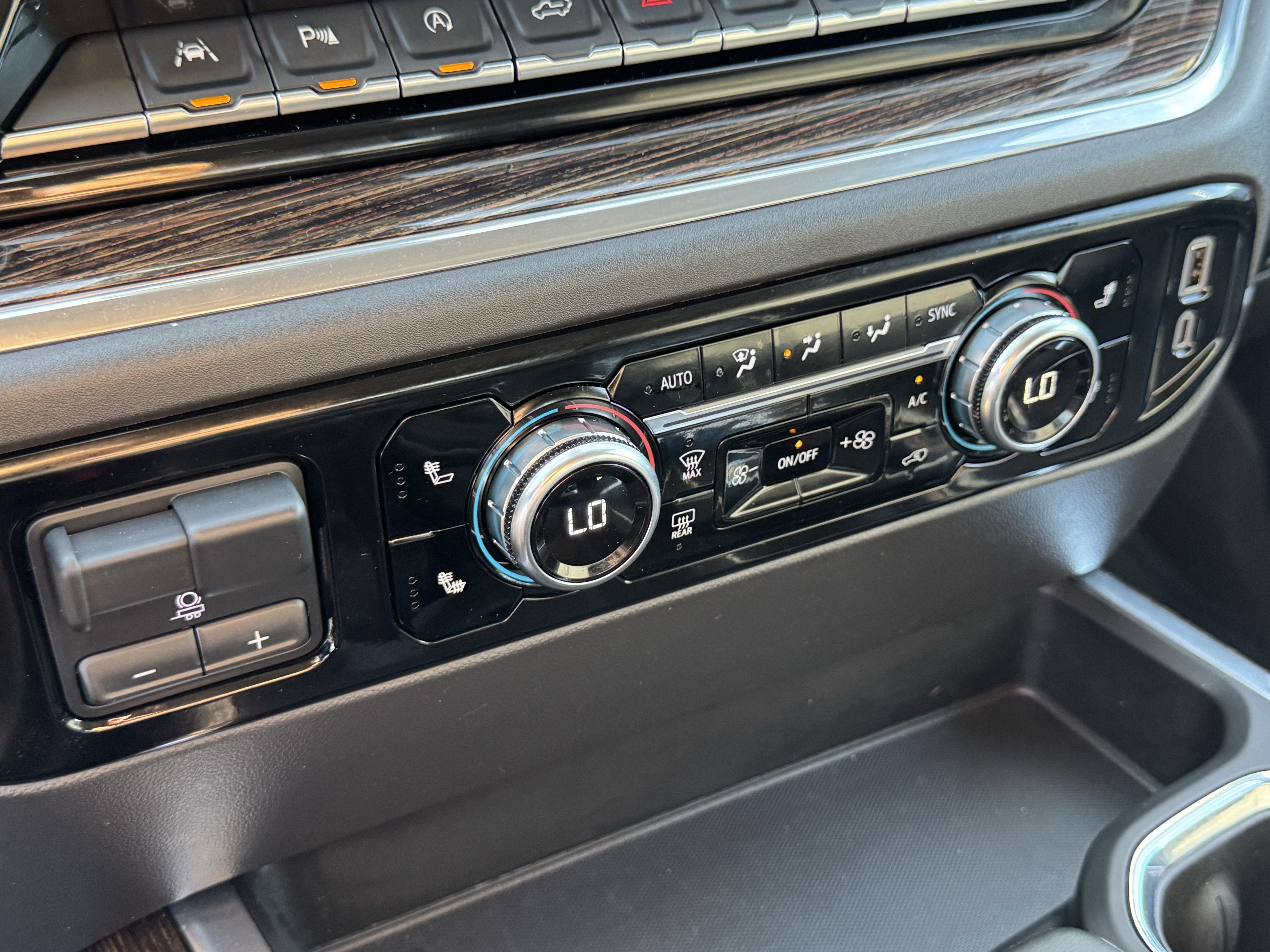 Used 2025 Titanium Rush Metallic GMC Elevation image 17