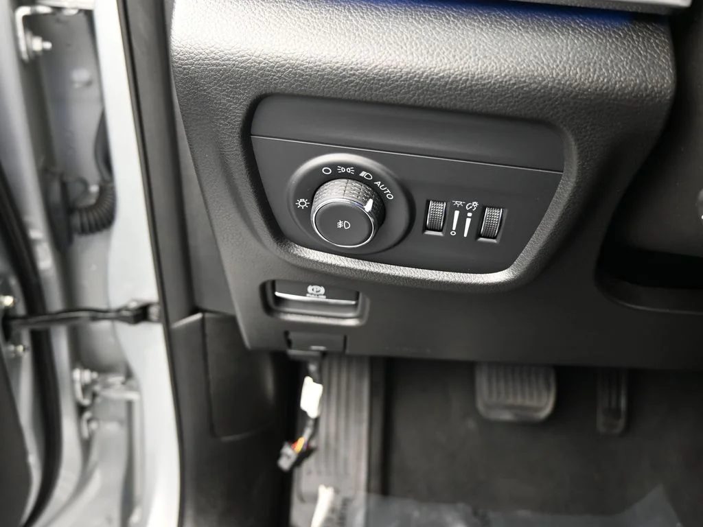 Used 2024 Silver Zynith Jeep Overland image 40