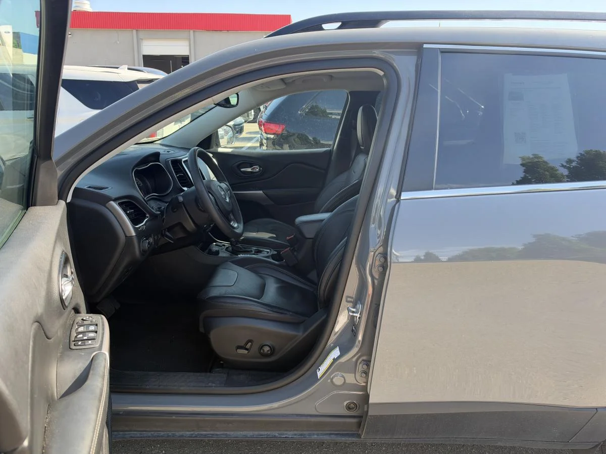 Used 2022 Grey Jeep Limited 4x4 image 12