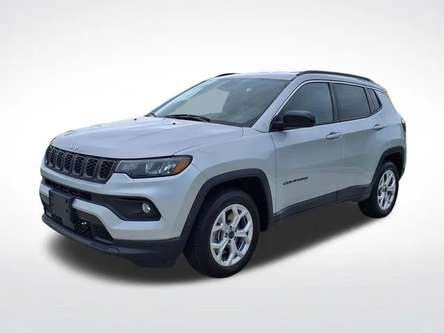 Used 2025 Silver Jeep Latitude image 3