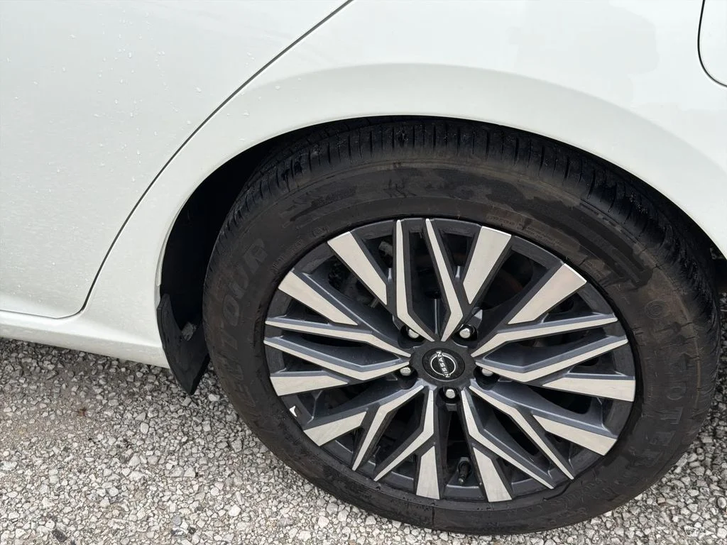 Used 2025 White Nissan 2.5 SV image 31