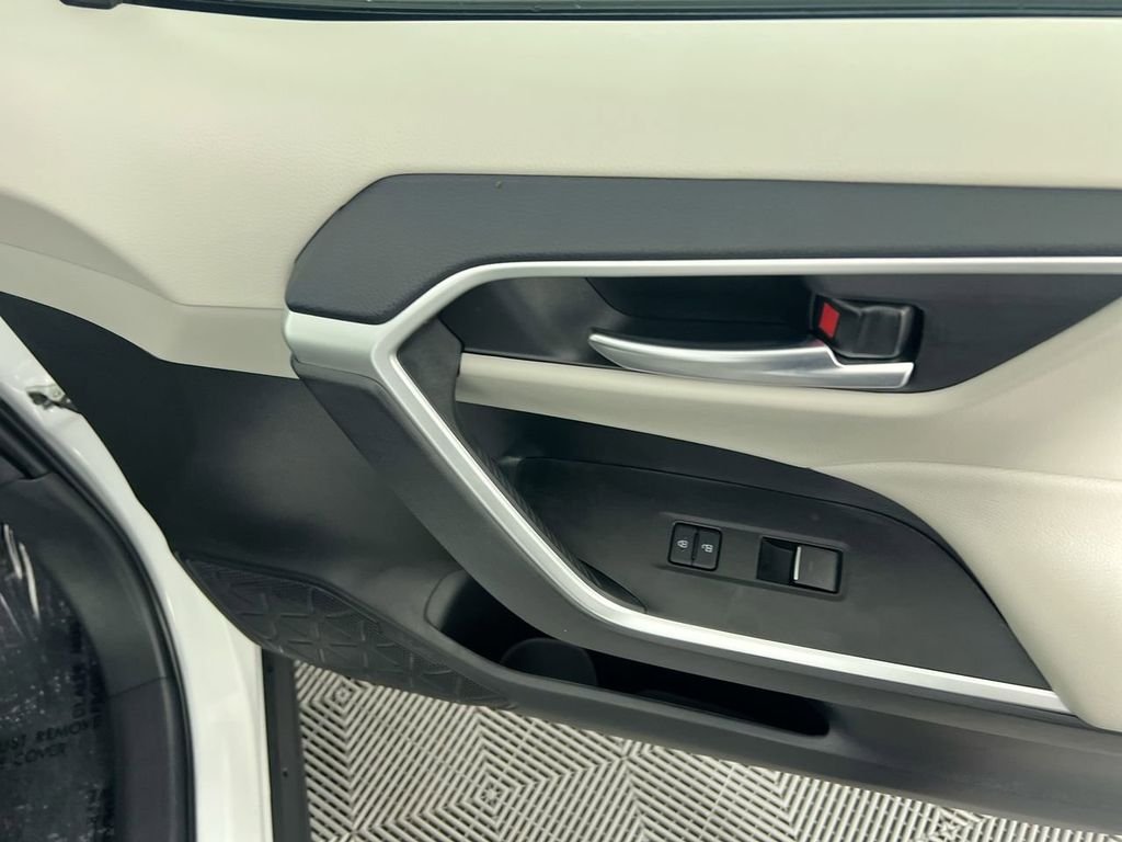 Used 2025 White Toyota XLE image 29