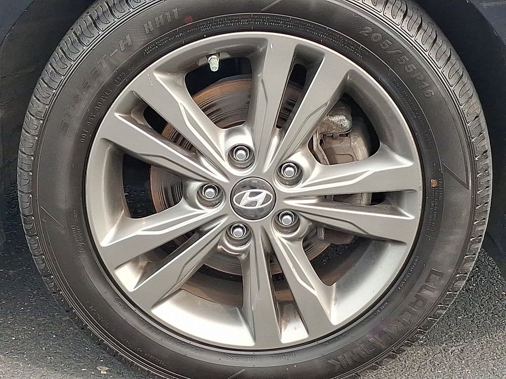 Used 2017 Black Hyundai SE image 8