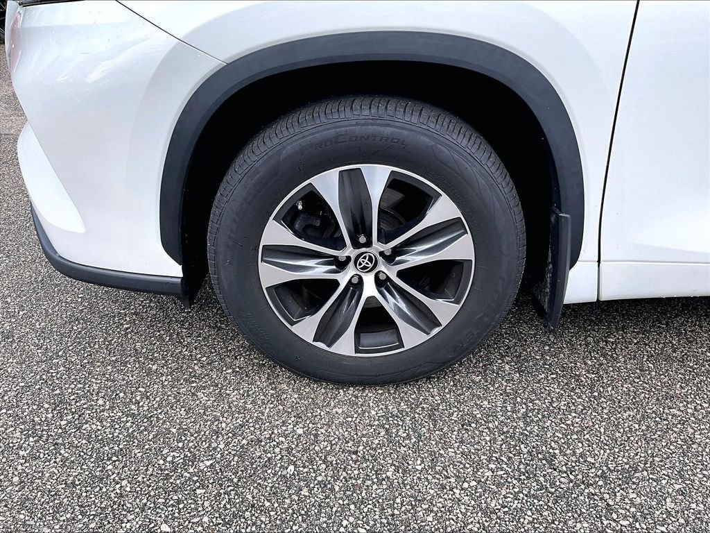 Used 2023 Beige Toyota XLE image 7