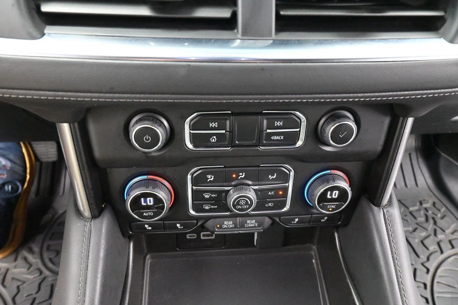Used 2024 Black Chevrolet Z71 image 27