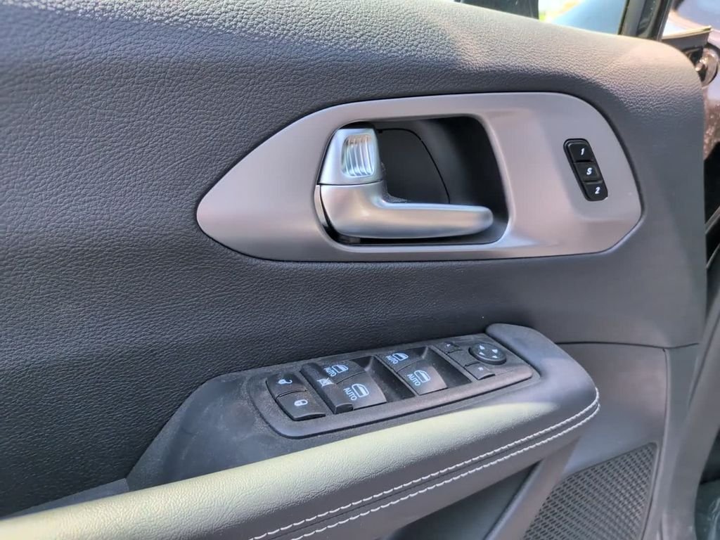 Used 2025 Black Chrysler Select image 18