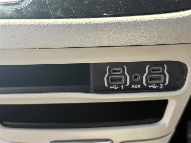 2023 Chrysler Voyager LX - Photo 19