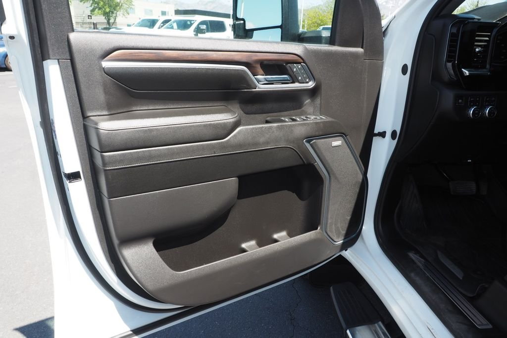 Used 2024 White GMC SLT image 15