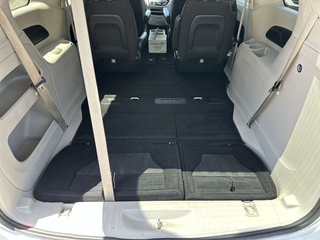 Used 2023 White Chrysler LX image 31