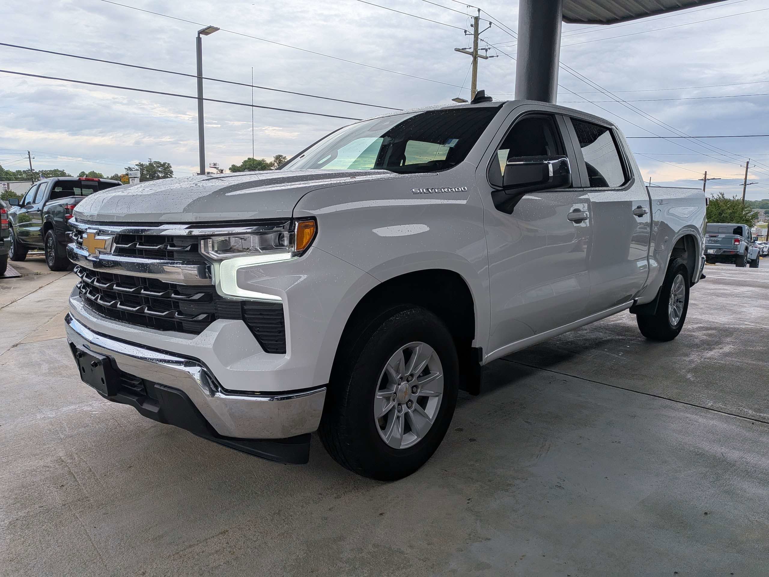 Used 2025 White Chevrolet LT image 7