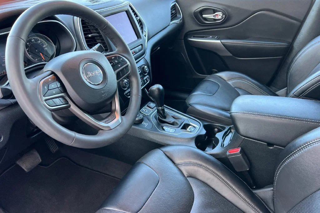 Used 2022 White Jeep Latitude Lux image 13