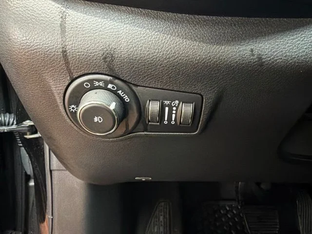 Used 2024 Diamond Black Crystal Pearlcoat Jeep Trailhawk image 24